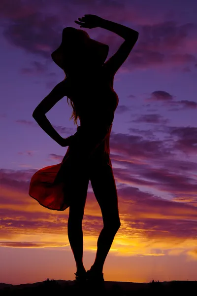 Silueta mujer vestido sol sombrero falda golpe brazo hasta —  Fotos de Stock