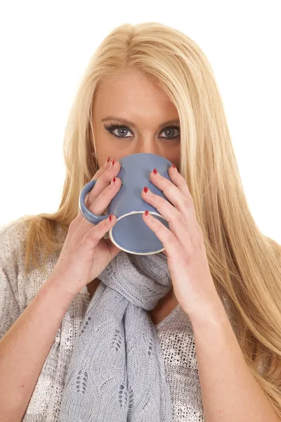 Mujer bufanda azul y bebida taza —  Fotos de Stock