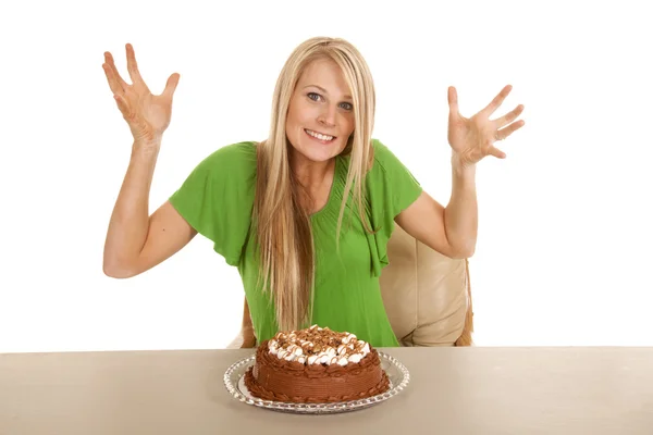 緑の女性のシャツ ケーキを手に — ストック写真