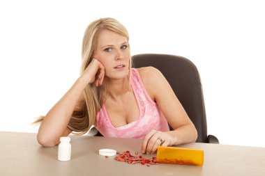 Kadın pembe kolsuz bluz hapları döktüm