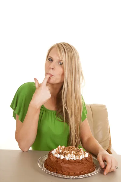 Vrouw groen shirt met taart smaak — Stockfoto