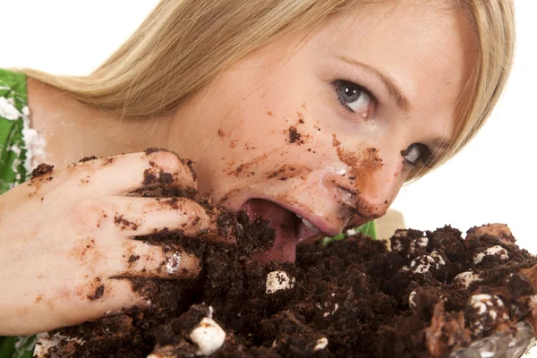 Frau grünes Hemd mit Kuchenzunge — Stockfoto