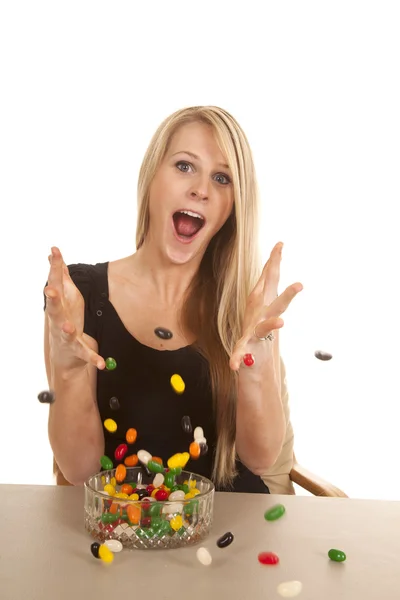 Kvinna äta gelé bönor och kasta dem — Stockfoto