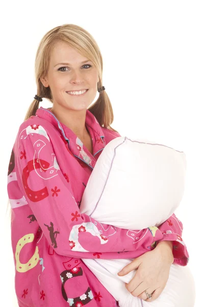 Kvinna rosa pyjamas kudde leende — Stockfoto