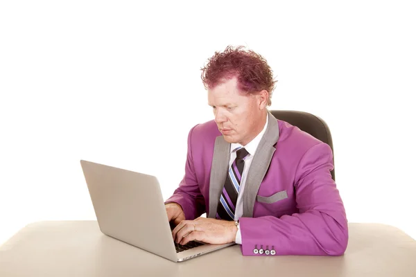 Mann på bærbar datamaskin alvorlig – stockfoto