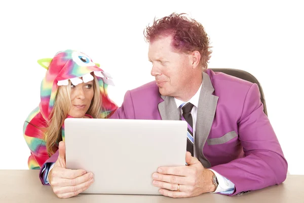 Мужчина с компьютером и женщина в пижаме — стоковое фото