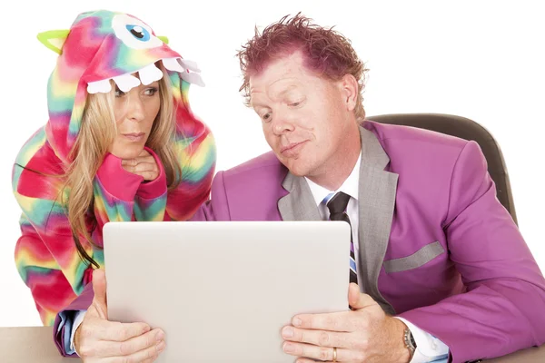 Homem com computador e mulher no pijama — Fotografia de Stock
