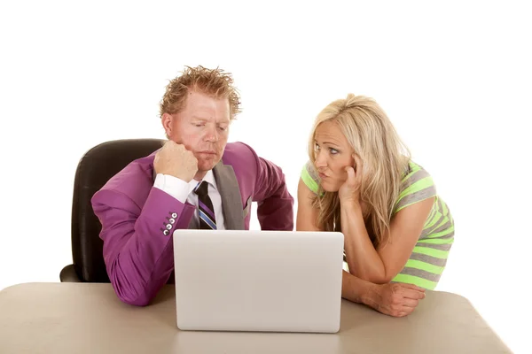 Мужчина и женщина за ноутбуком думают — стоковое фото