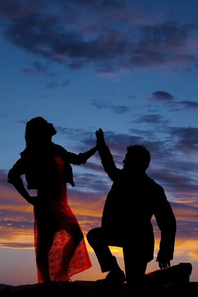 Silhouette uomo inginocchiarsi toccare le donne mano — Foto Stock