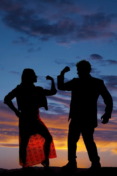 Silhouette uomo donna di fronte a vicenda sia flettere un braccio — Foto Stock