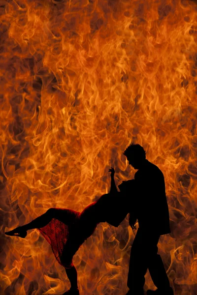 Силуэт мужчины, держащего женщину в огне — стоковое фото