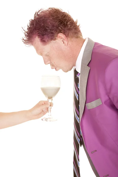 L'homme se penche près de la boisson — Photo