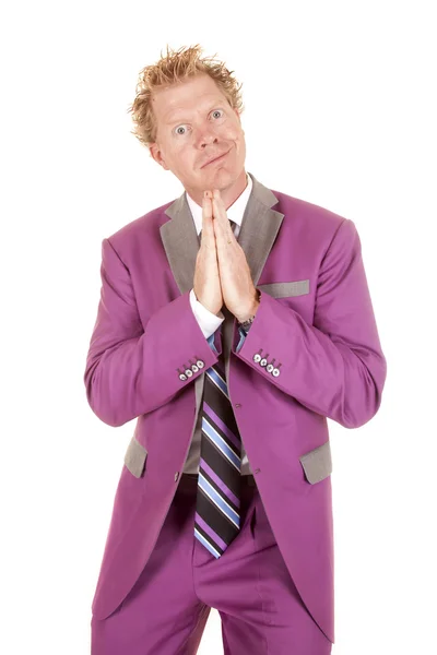 Человек в фиолетовом костюме руки молитвы — стоковое фото