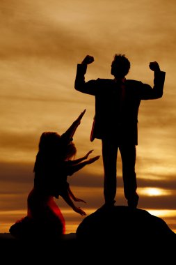 esneme adam diz yay kadını silüeti