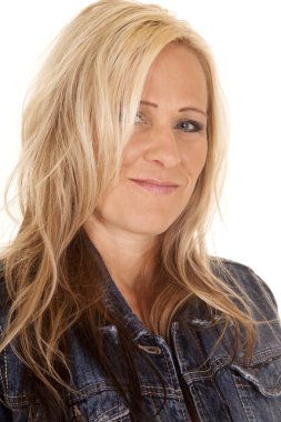 kadın yakın bir gülümseme