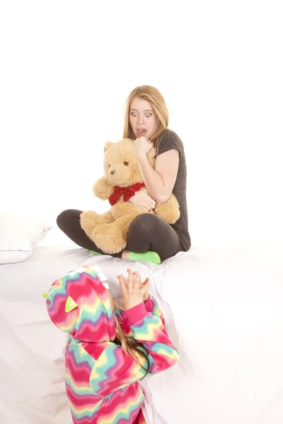 Gadis memegang erat-erat boneka beruangnya — Stok Foto