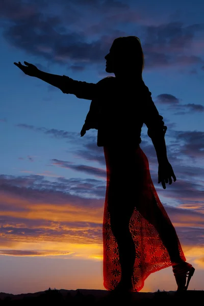 Силуэт женщина кружевное платье дотянуться — стоковое фото