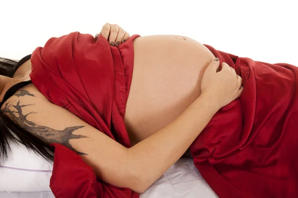 Zwangere vrouw met tatoeages — Stockfoto