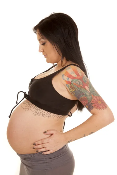 Gravid kvinna tatueringar — Stockfoto