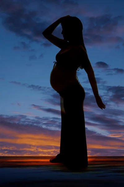 Silhouette donna incinta braccio sulla testa — Foto Stock