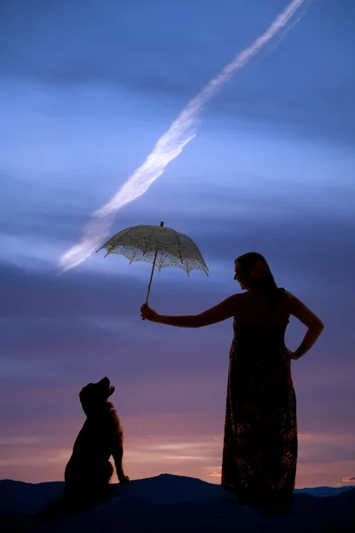 Fille et son chien sous parapluie — Photo