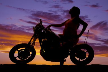 siluet hamile kadın motosiklet.