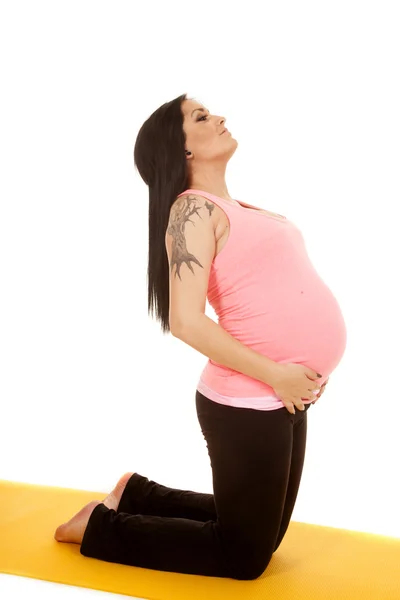 Mulher grávida alongando-se — Fotografia de Stock