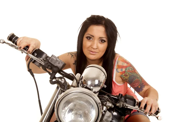 Vrouw zitten op motorfiets — Stockfoto