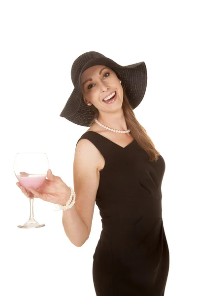 Frau in ihrem schwarzen Kleid mit einem Glas — Stockfoto