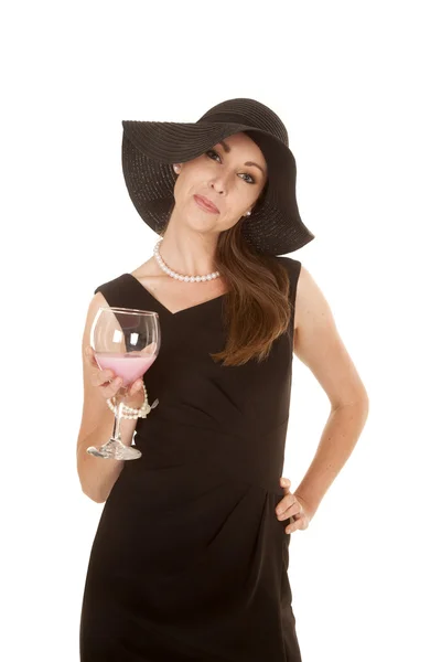 Frau in ihrem schwarzen Kleid mit einem Glas — Stockfoto