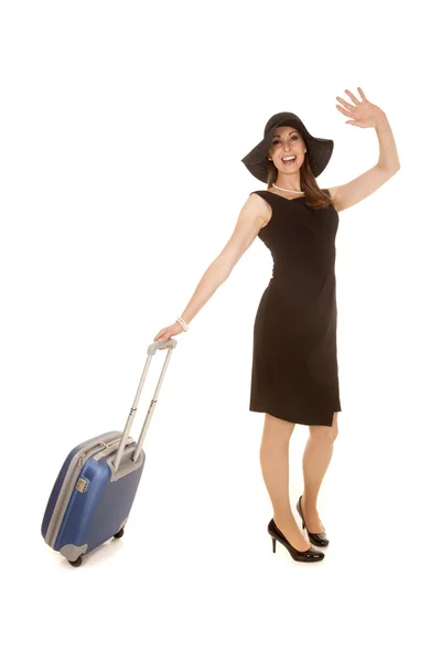 Kvinnan i svart klänning stor hatt med resväska — Stockfoto