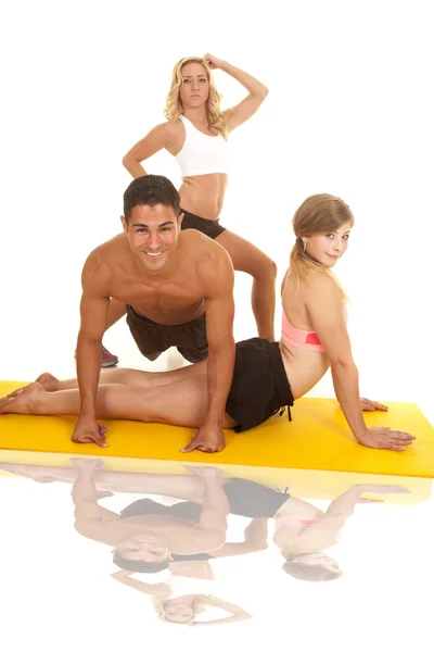 Uomo e due donne allenamento push up look — Foto Stock