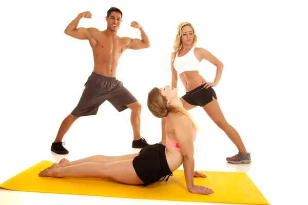 Hombre y dos mujeres entrenan juntos — Foto de Stock