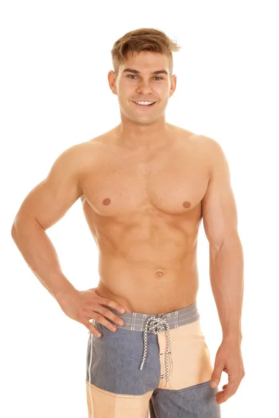 Hombre cuadrado pantalones cortos sin camisa look sonrisa — Foto de Stock