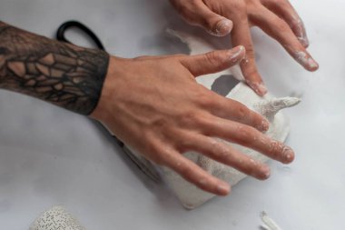 Alçı kalıbına dayalı maskeler yaratmak. Alçıtaşı kalıbı. Yüzün kalıbı. Heykel yapmak. Sanatçının çalışma akışı. Cadılar bayramına hazırlanılıyor.