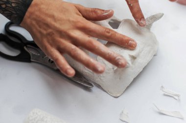 Alçı kalıbına dayalı maskeler yaratmak. Alçıtaşı kalıbı. Yüzün kalıbı. Heykel yapmak. Sanatçının çalışma akışı. Cadılar bayramına hazırlanılıyor.