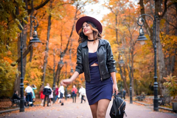 Jeune Femme Mode Vêtements Décontractés Veste Cuir Noir Sur Fond — Photo