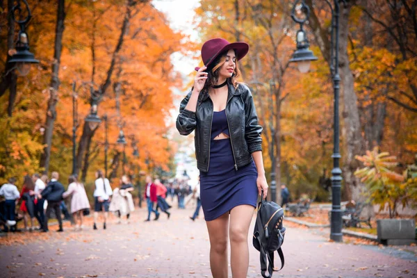 都会の街の背景秋の肖像画の上のカジュアルな服と黒の革のジャケットの若いファッション女性 ヒップスターの女の子が通りにポーズ エレガントな秋の服でファッショナブルなロングヘアモデル — ストック写真