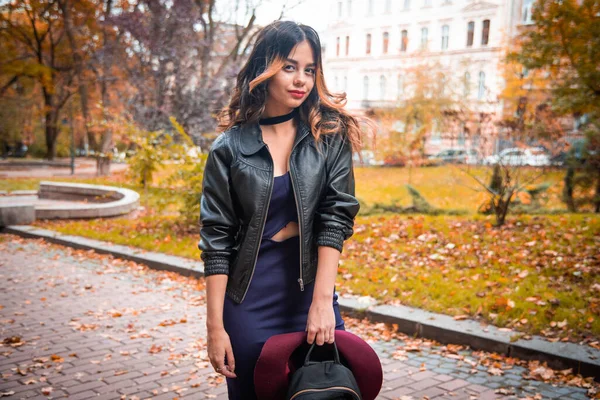 Ung Mode Kvinna Casual Kläder Och Svart Läder Jacka Över — Stockfoto