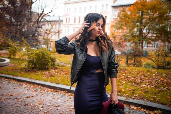 Giovane Donna Moda Abiti Casual Giacca Pelle Nera Sfondo Urbano — Foto Stock