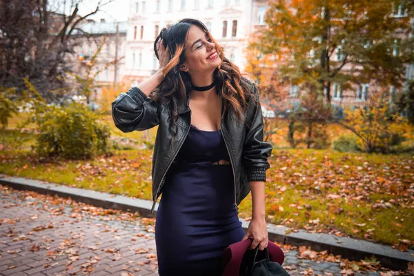 Jonge Modevrouw Casual Kleding Zwart Leren Jas Stedelijke Achtergrond Herfst — Stockfoto