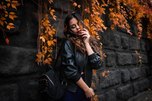 都会の街の背景秋の肖像画の上のカジュアルな服と黒の革のジャケットの若いファッション女性 ヒップスターの女の子が通りにポーズ エレガントな秋の服でファッショナブルなロングヘアモデル — ストック写真