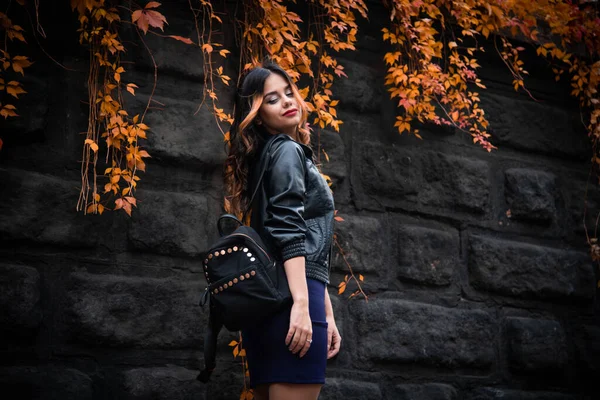 Молодая Модная Женщина Повседневной Одежде Черной Кожаной Куртке Городском Фоне — стоковое фото
