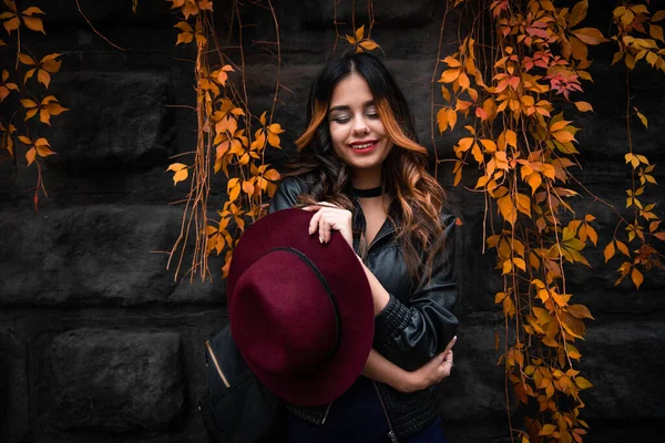 Jovem Mulher Moda Roupas Casuais Jaqueta Couro Preto Sobre Fundo — Fotografia de Stock