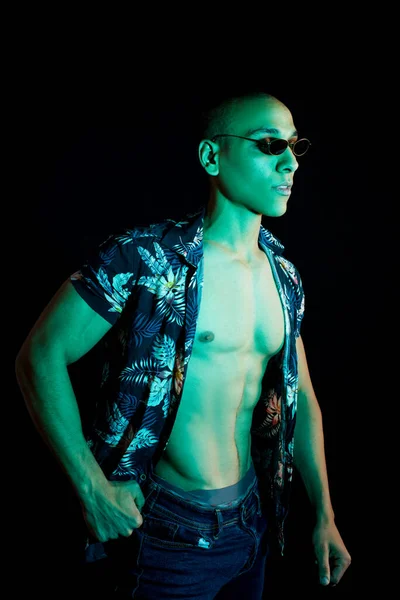 Neon Light Studio Zbliżenie Portret Atrakcyjny Model Męski Okularach Przeciwsłonecznych — Zdjęcie stockowe