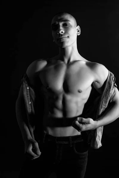 Das Muskulöse Ägyptische Männchen Auf Schwarzem Hintergrund Sexy Nackter Oberkörper — Stockfoto