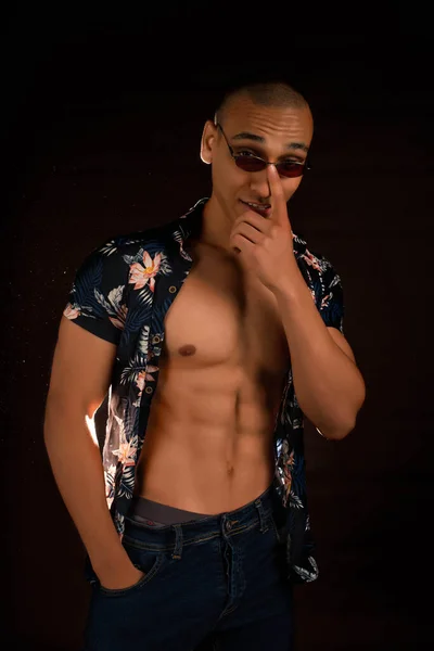 라이트 스튜디오에서 선글라스와 하와이 셔츠를 매력적 모델의 피부의 잘생긴 남자의 — 스톡 사진