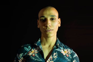 Havai gömlekli çekici erkek modelin yakın çekim stüdyosu portresi. Esmer tenli yakışıklı bir adamın portresi..