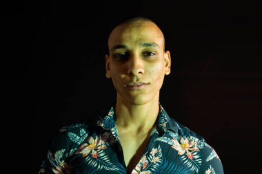 Yüzünde sivilce iltihabı (Papule ve Pustule) sorunları olan Mısırlı bir adamın yakın plan portresi. İnsan derisi üzerindeki kavramsal problemler. Kötü ekoloji.