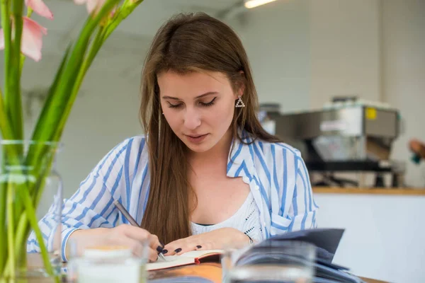 Estudiante Concentrada Escribiendo Cuaderno Mientras Aprende Con Una Taza Café — Foto de Stock